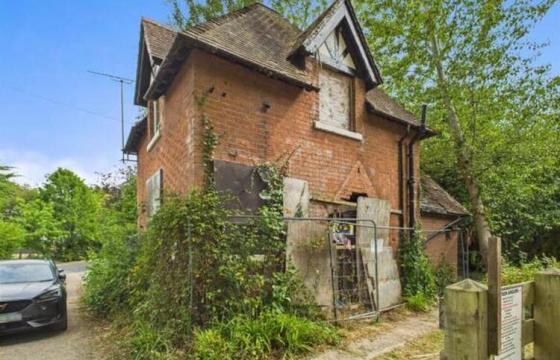 The property requires full refurbishment in Gloucester photo