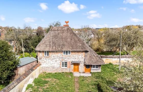 Cottage for renovation in Netheravon photo