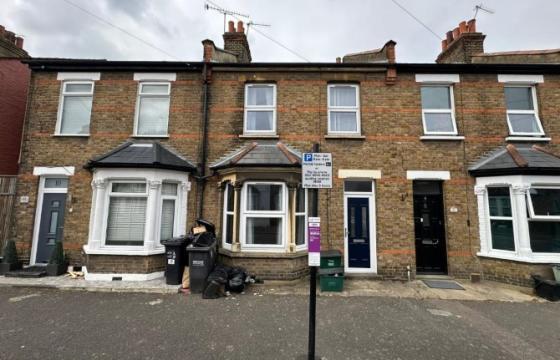 Mid Terraced House requires a program of refurbishment in Croydon photo
