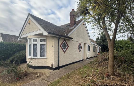 CHALET IN NEED OF LIGHT REFURBISHMENT in Wickford photo