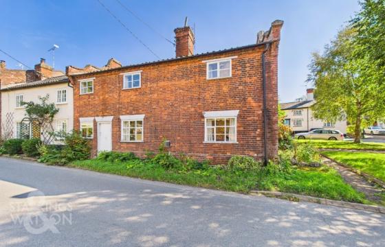 Charming Grade II cottage in need of renovation in Eye photo