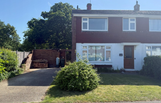 Semi-Detached House For Repair in Tonbridge photo