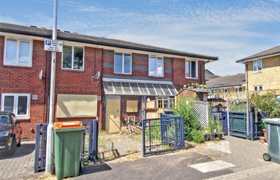 House requiring updating in London photo