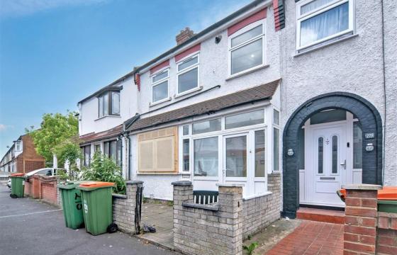 House requiring updating in London photo