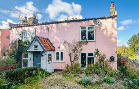Cottage requiring full refurbishment in Saxmundham photo