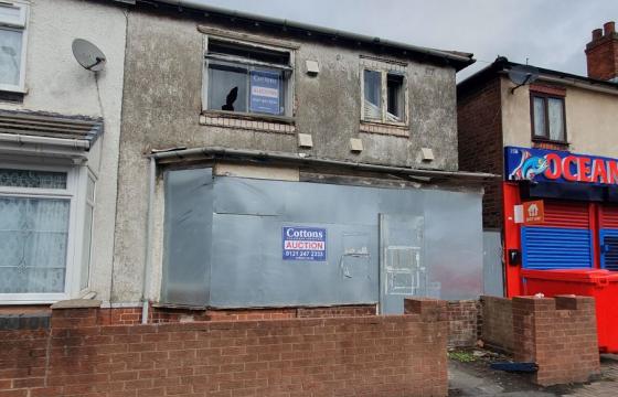 A Traditional end terraced house in need of complete refurbishment in Oldbury photo
