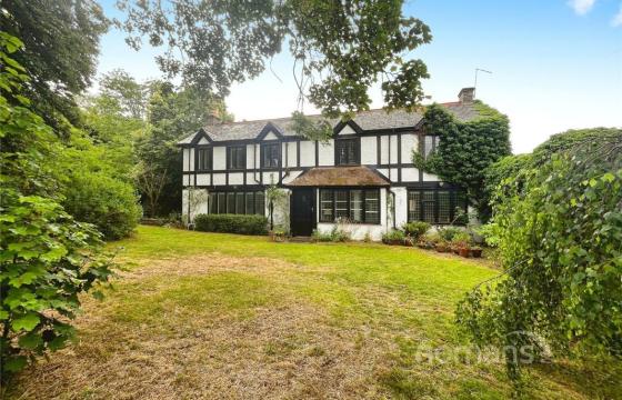 Detached house requiring refurbishment in Maidenhead photo