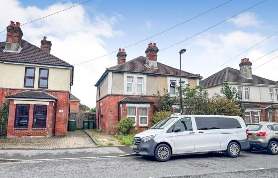 Semi-detached house requiring modernisation in Southampton photo