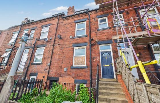 Terrace does require renovation in Leeds photo