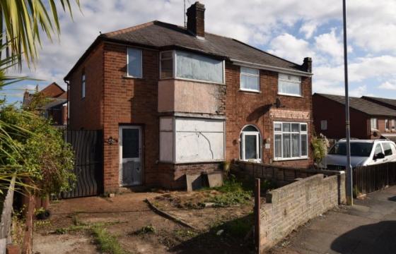 Semi Detached House requires a program of refurbishment in Leicester photo