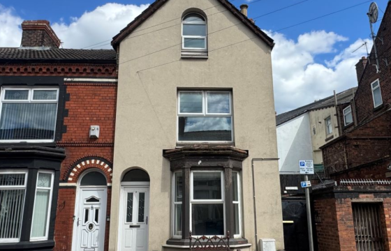 End terraced house for modernisation in Liverpool photo