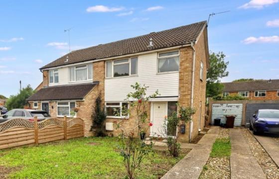 Semi Detached House requires a program of refurbishment in Aylesbury photo