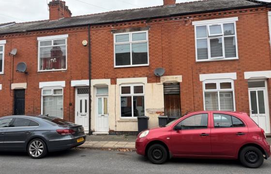 Mid-terrace house in need of modernisation in Leicester photo