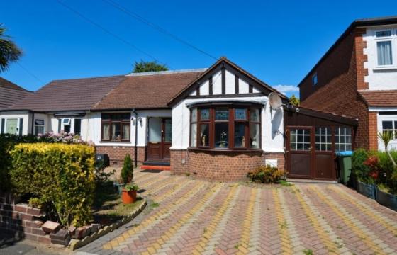 Bungalow in Need of Modernisation in Twickenham photo