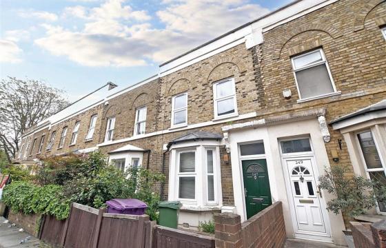 House requiring updating in London photo