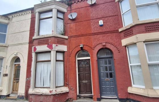 Mid terrace in need of modernisation in Liverpool photo