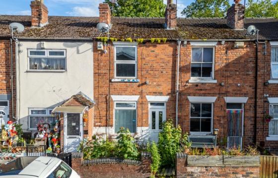 Mid-terrace house for improvement in Gainsborough photo