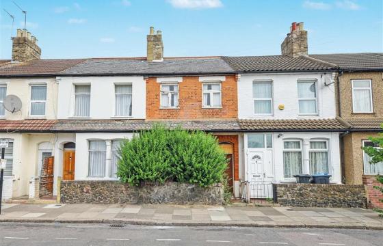 House requiring refurbishment in London photo