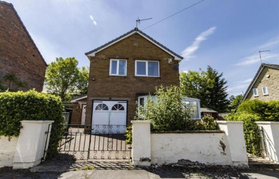 Detached house for updating in Chesterfield photo