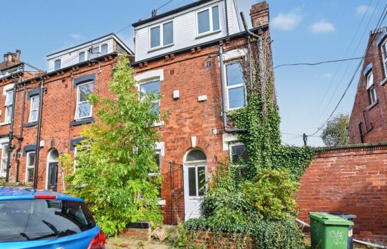 End terrace does require renovation in Leeds photo