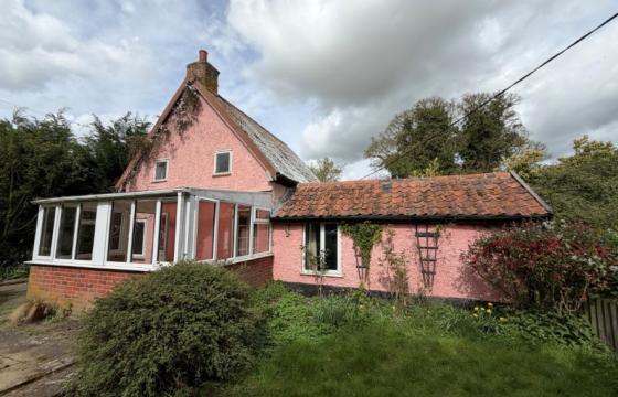 Cottage requires modernisation in Norwich photo