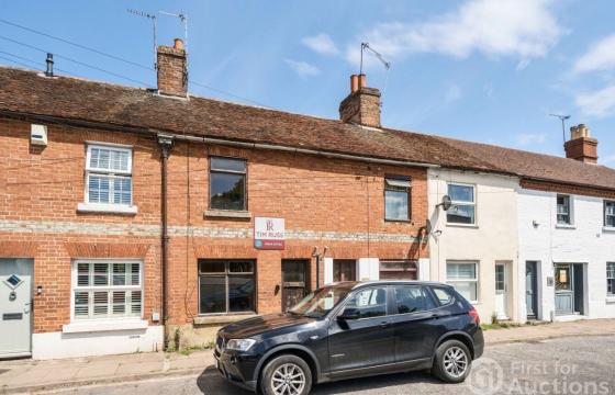 House with rear garden for improvement in Thame photo