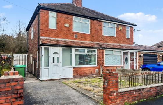 Semi-detached requiring modernisation in Oldham photo