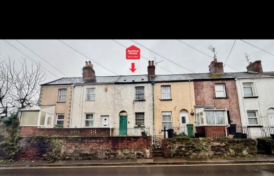 The property requires full renovation in Exeter photo