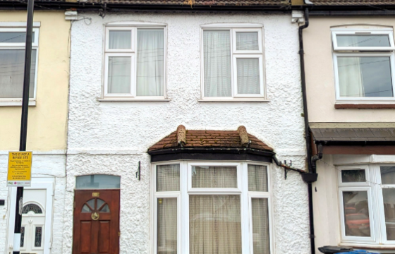 A Terrace House requiring modernisation in Croydon photo