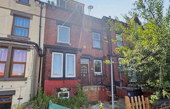 Back to back terrace requires modernisation in Leeds photo