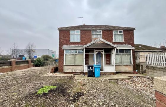House requiring complete renovation in Hull photo