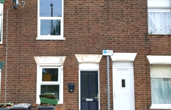 A Terrace House requiring modernisation in Luton photo