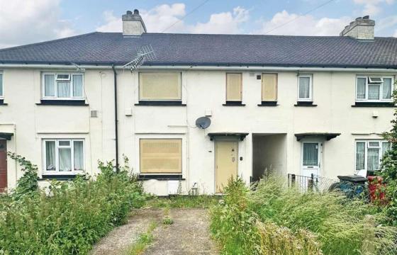 Freehold mid terrace house requiring updating in SLOUGH photo