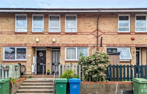 House requiring updating in London photo