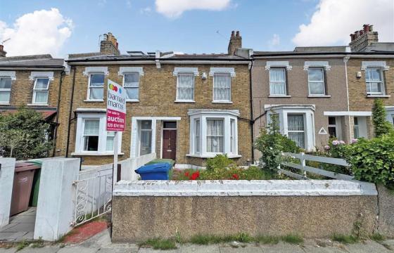 Freehold three floor mid terrace house requiring updating in London photo