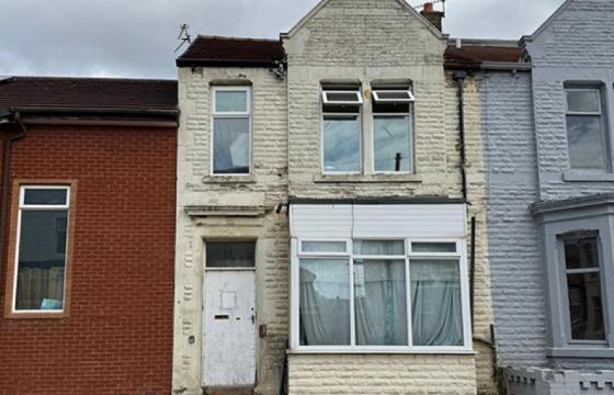 Freehold terraced building in need of complete refurbishment in Blackpool photo