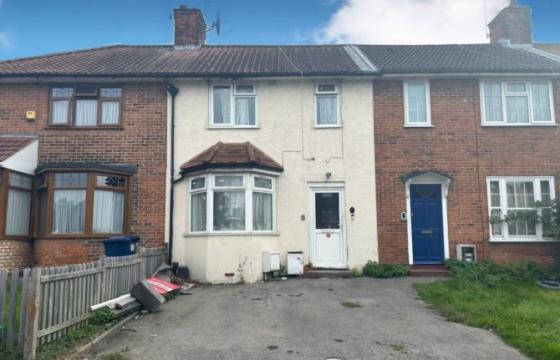 Requires a program of refurbishment in Edgware photo