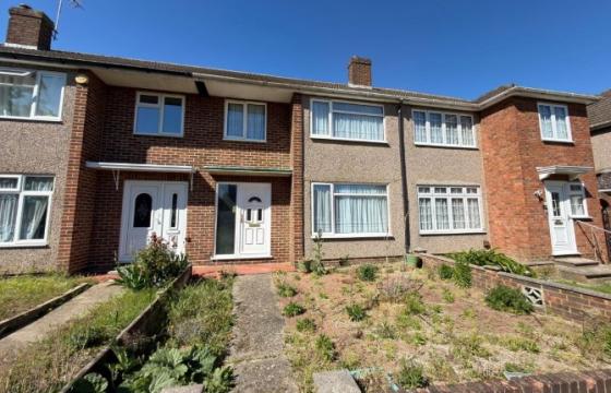 The property requires a program of refurbishment in Waltham Cross photo
