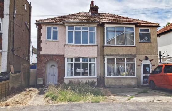 House requiring modernisation in WALTON ON THE NAZE photo