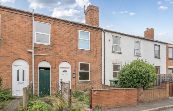 Terraced house in need of modernisation in Worcester photo