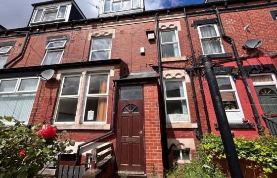 House does require refurbishment in Leeds photo
