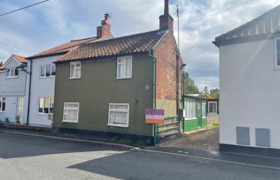 Detached cottage in need of modernisation in Fakenham photo