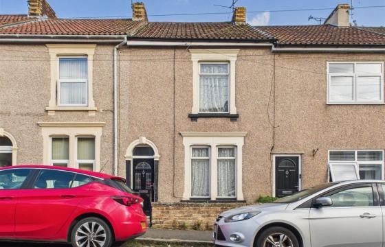 Period house in need of refurbishment in Kingswood photo