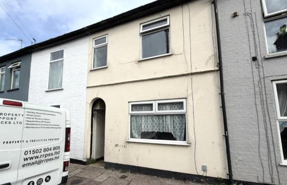 Quaint fisherman's cottage in need of structural repairs in Lowestoft photo