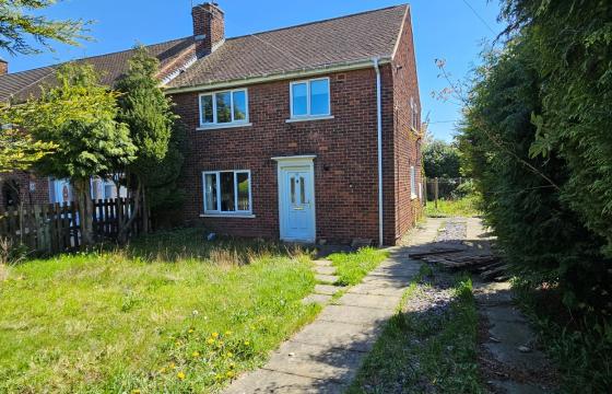 HOUSE WITH DRIVEWAY IN NEED OF RENOVATION in Doncaster photo